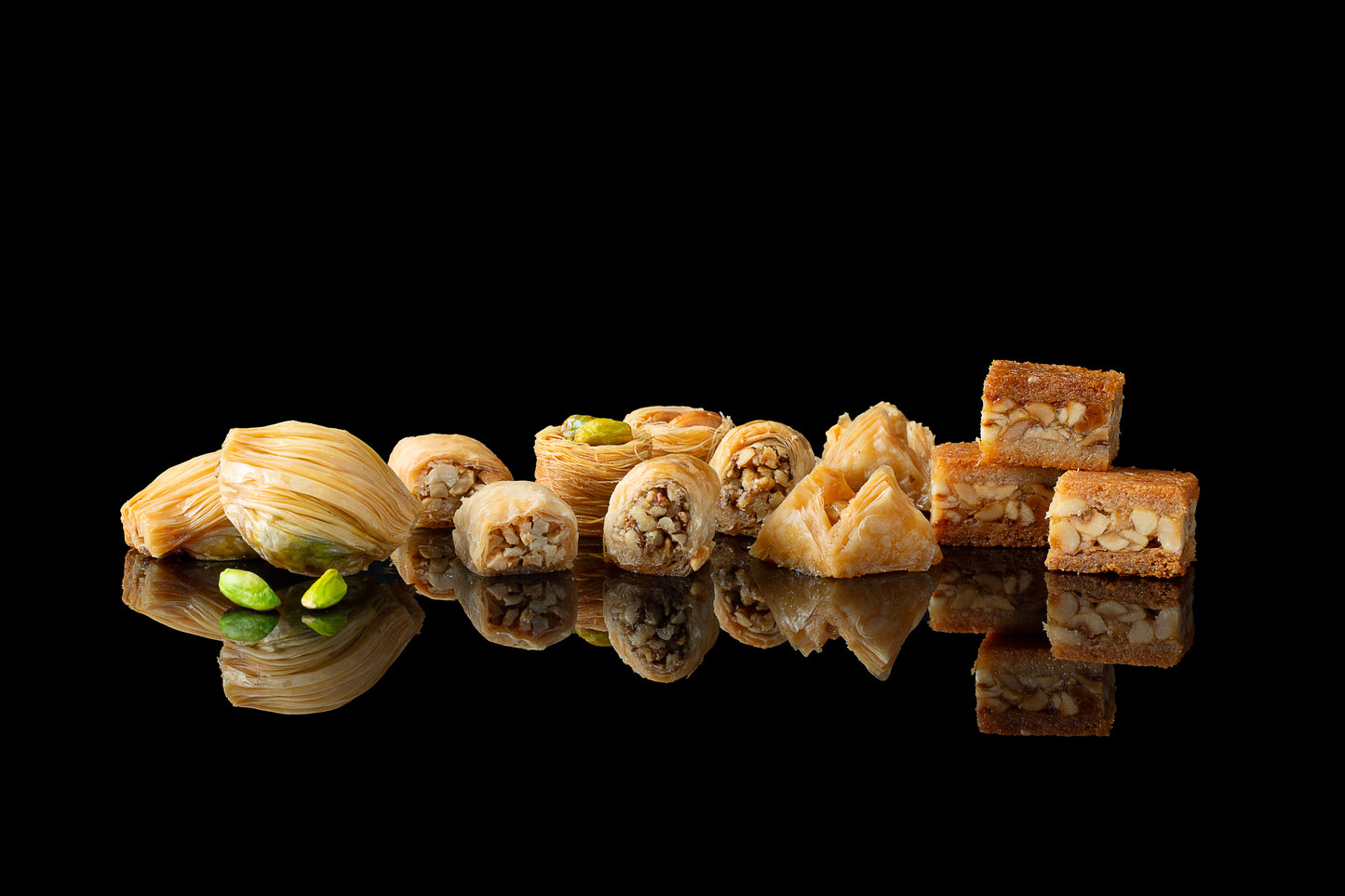 Mughe Premium متنوعة البقلاوة 500 جرام (1.1 رطل) علبة هدايا حلويات المعجنات - 32 قطعة صغيرة - بقلاوة تركية فاخرة