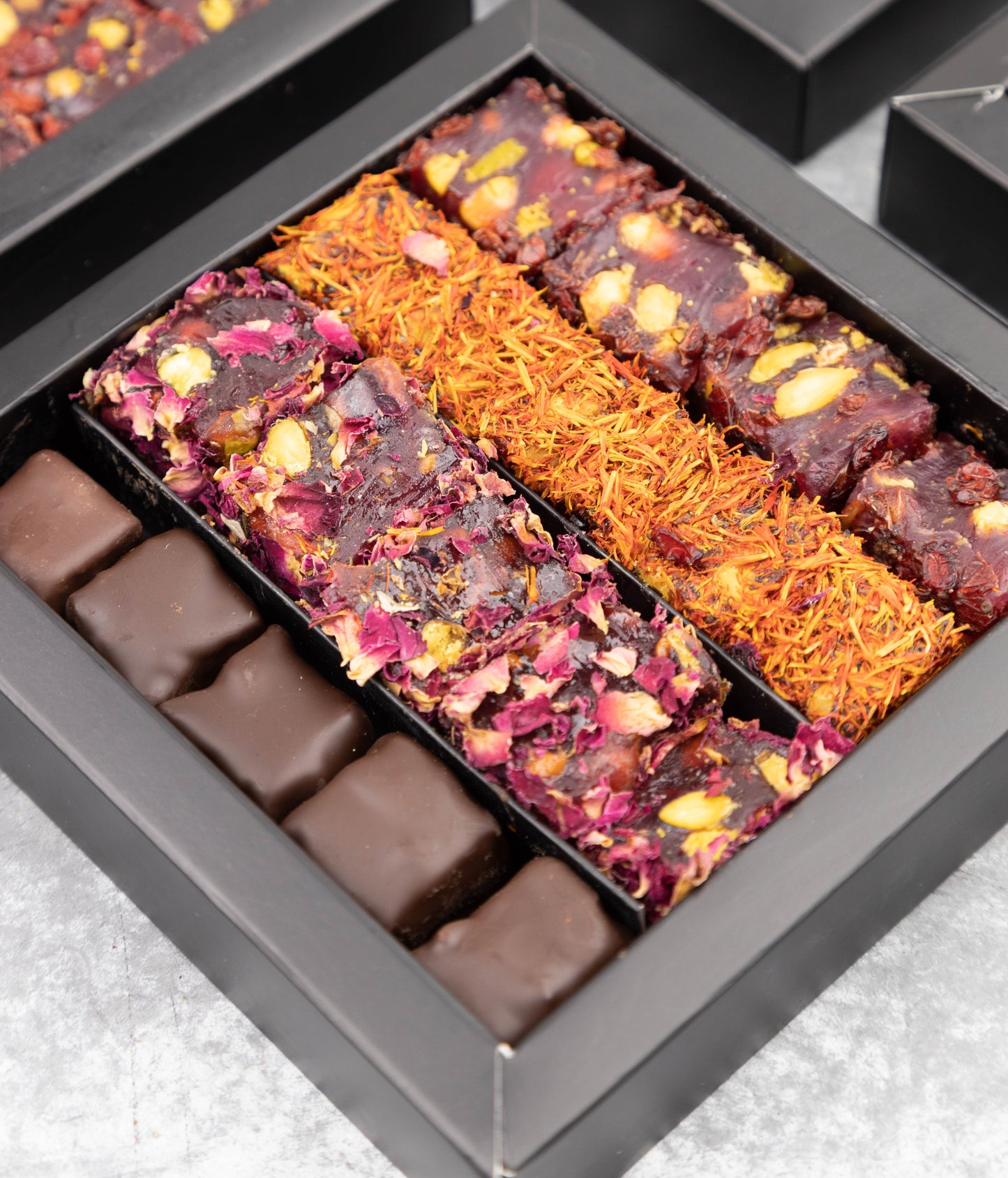 Confezione regalo Lokum assortita Mughe Gourmet (360 g - 13 Oz): lussuose delizie turche alla rosa, zafferano, melograno e cioccolato fondente
