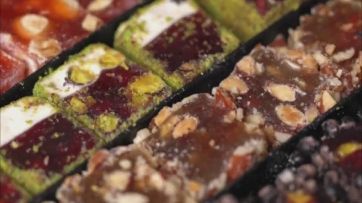 Carica e riproduci il video nel visualizzatore della galleria, Confezione regalo di lusso Sultan Pistachio Lokum Turkish Delight (350 g - 12,35 once) - Pistacchio, nocciola, mandorla