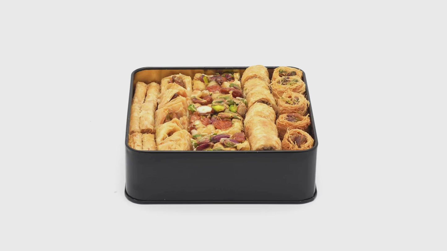 Carica e riproduci il video nel visualizzatore della galleria, Mughe Luxury Baklava Assortimento 750g - 26,5 Oz - Dessert da forno Baklawa turco - Confezione regalo con due strati di dolci squisiti
