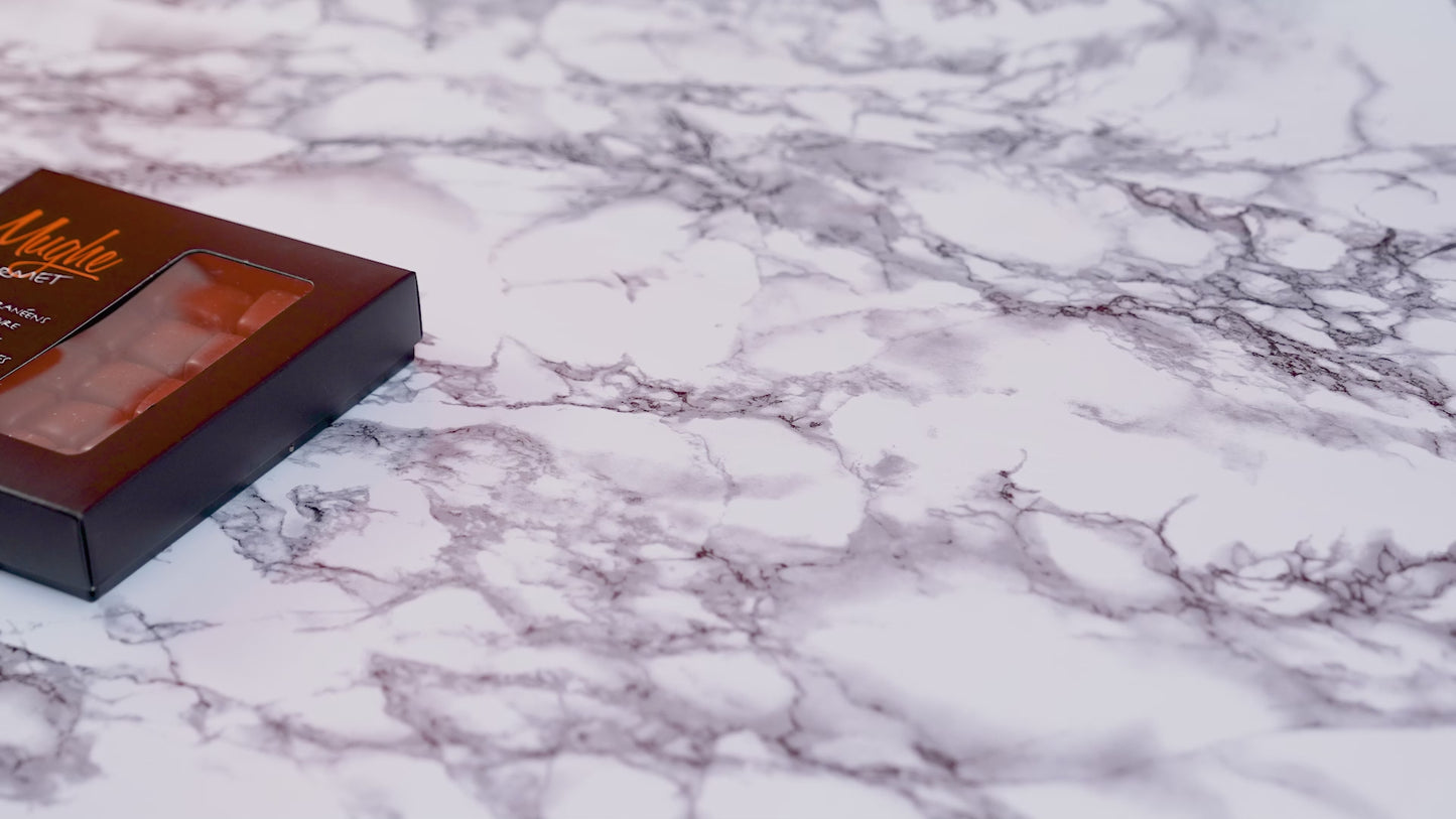 Carica e riproduci il video nel visualizzatore della galleria, Lokum Turkish Delight vegano e senza glutine: vero petalo di rosa ricoperto (360 g-13 once) | Al gusto di pistacchio e melograno