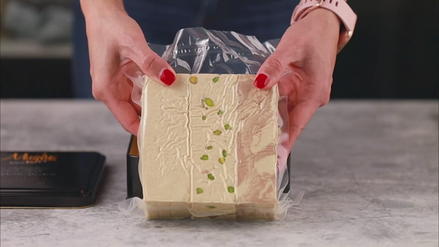 Carica e riproduci il video nel visualizzatore della galleria, Luxury Tahini Halvah - Assortimento di 3 barrette Halva vegane in marmo (pistacchio, cacao, vaniglia) 850 g (1,88 libbre) Mughe Gourmet Halvah Confezione regalo in latta - Flaky Tahini Halawa