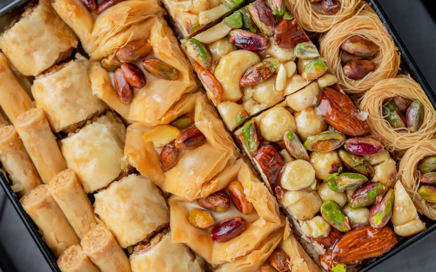Mughe Luxury Baklava Assortimento 750g - 26,5 Oz - Dessert da forno Baklawa turco - Confezione regalo con due strati di dolci squisiti