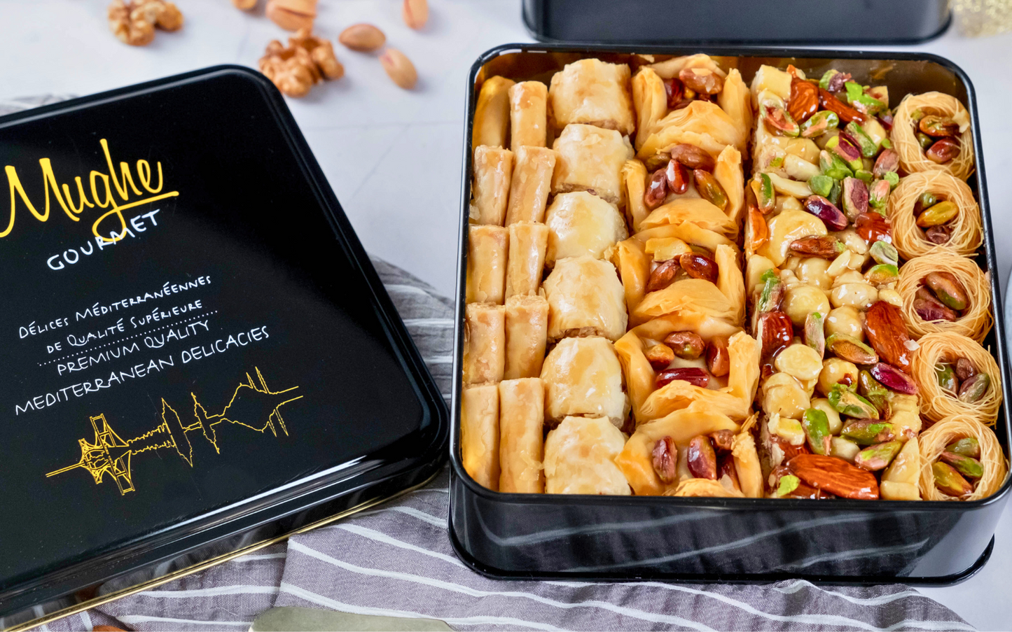 
                  
                    Mughe Luxury Baklava Assortimento 750g - 26,5 Oz - Dessert da forno Baklawa turco - Confezione regalo con due strati di dolci squisiti
                  
                