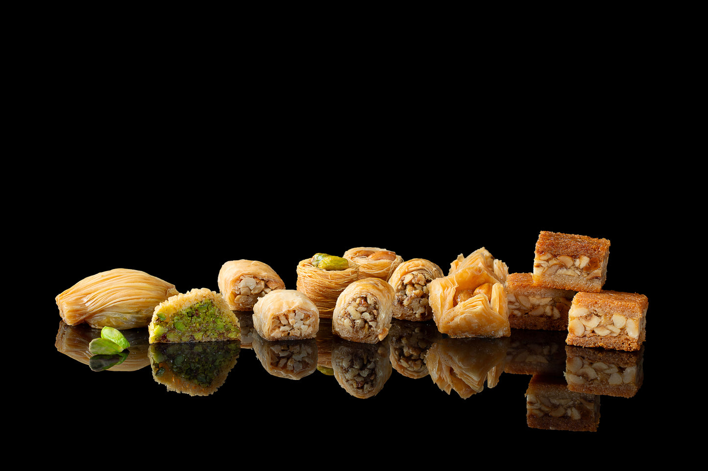 
                  
                    Mughe Premium Baklava assortito 500g (1.1lb) Confezione regalo di pasticceria e dessert - 32 delizie di bocconcini - Baklawa turco di lusso
                  
                
